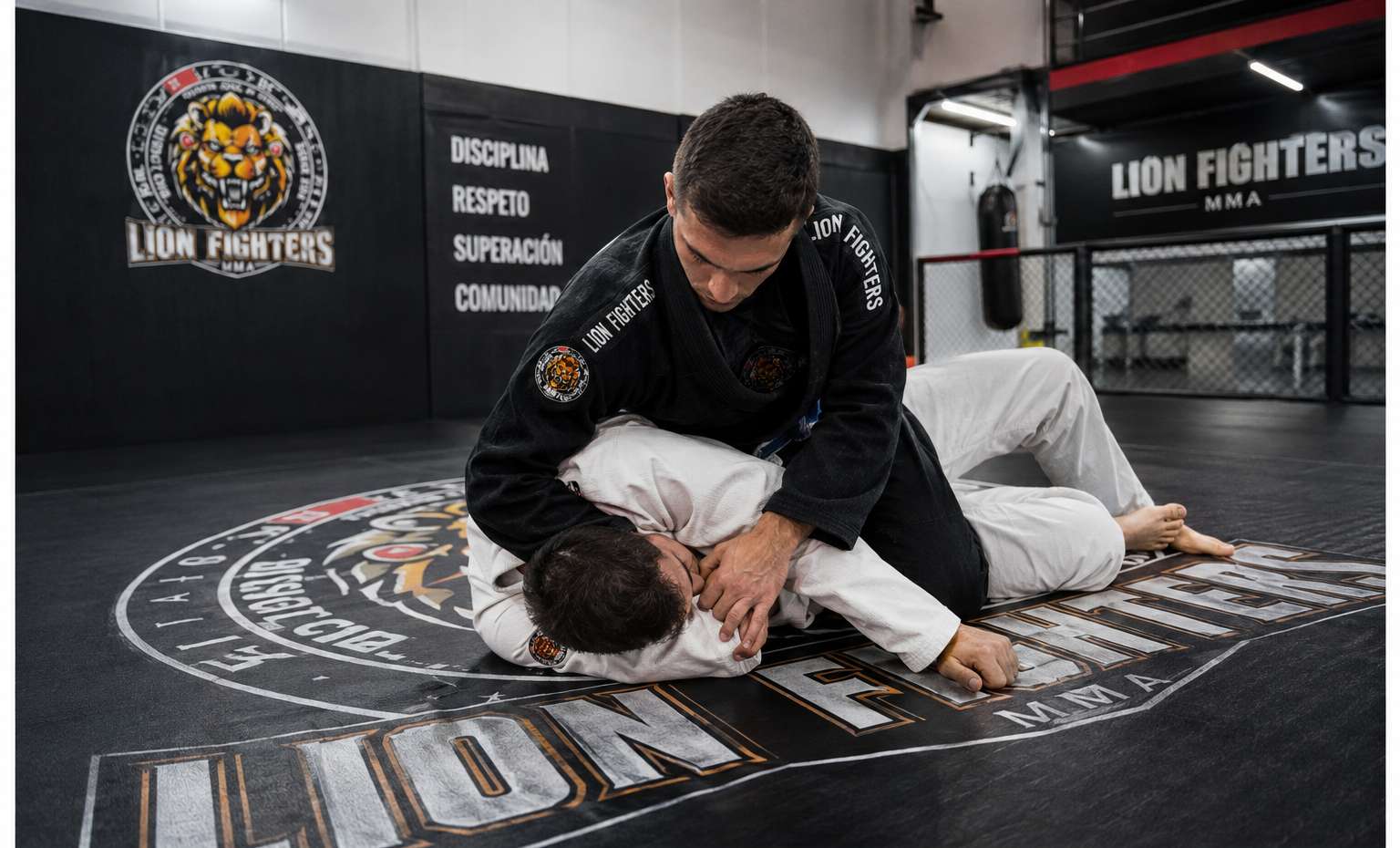 Entrenamiento de control y artes marciales orientado a defensa personal en Lion Fighters